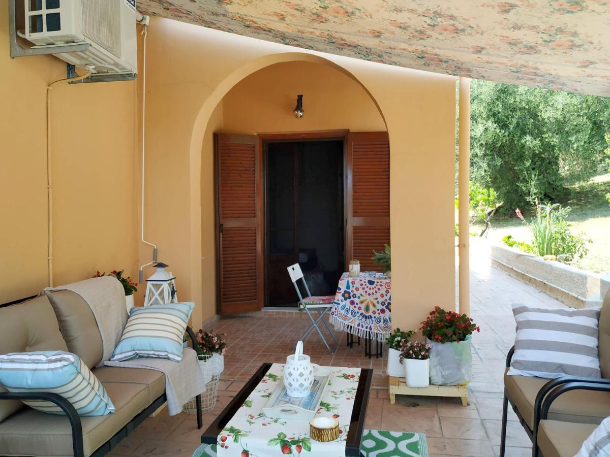 Family Holiday Apartment With Garden & Bbq Velonades  Ngoại thất bức ảnh