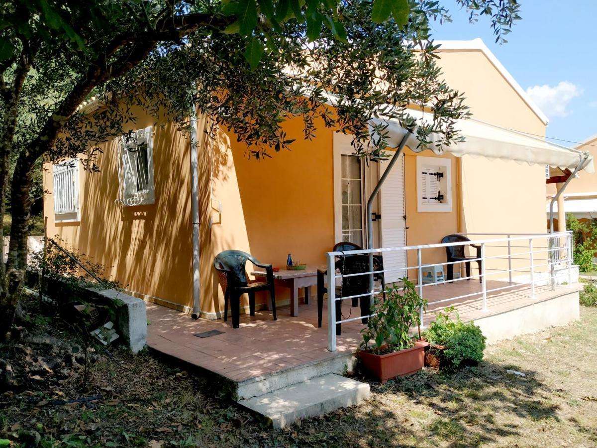 Family Holiday Apartment With Garden & Bbq Velonades  Ngoại thất bức ảnh
