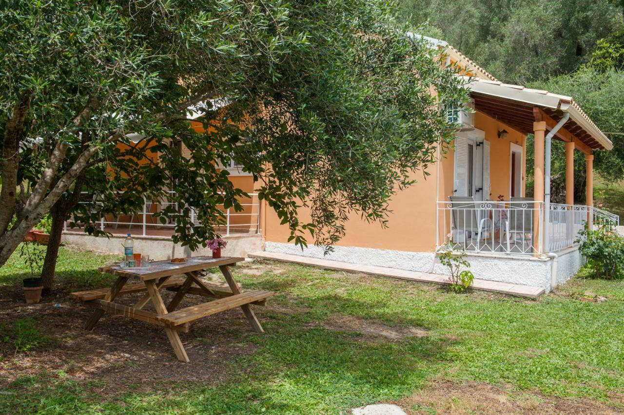 Family Holiday Apartment With Garden & Bbq Velonades  Ngoại thất bức ảnh