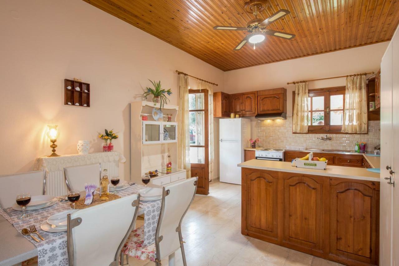 Family Holiday Apartment With Garden & Bbq Velonades  Ngoại thất bức ảnh