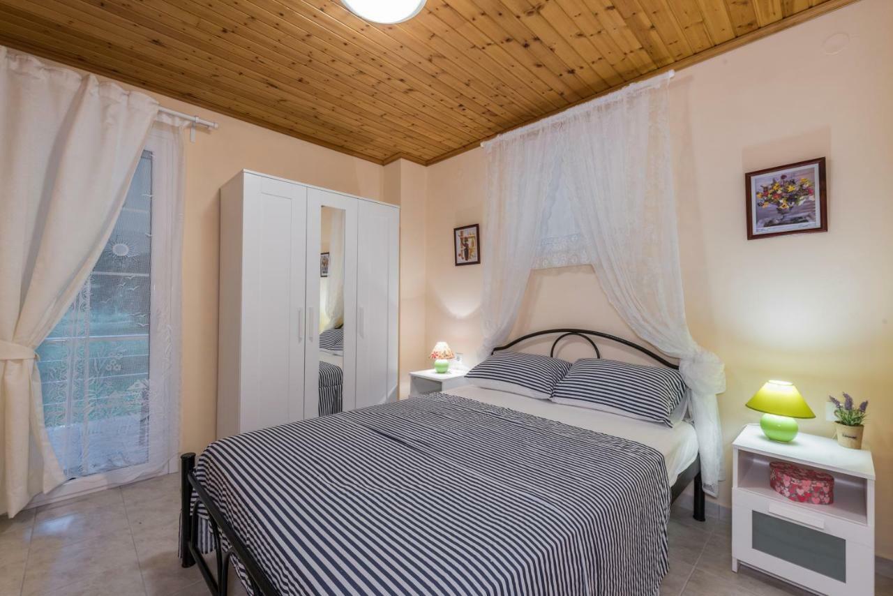 Family Holiday Apartment With Garden & Bbq Velonades  Ngoại thất bức ảnh