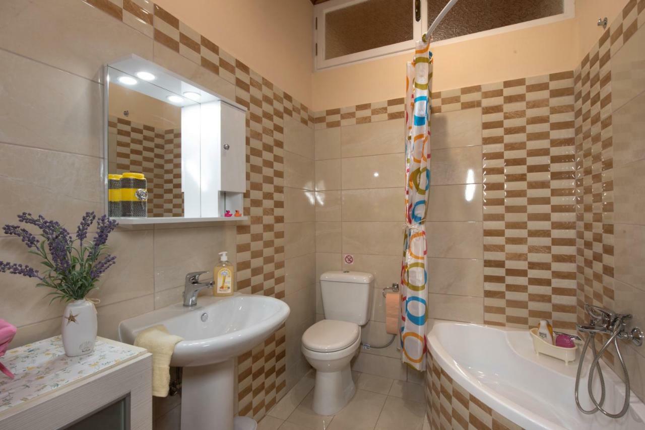 Family Holiday Apartment With Garden & Bbq Velonades  Ngoại thất bức ảnh