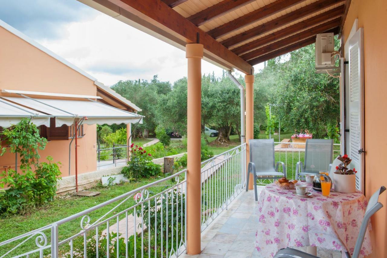 Family Holiday Apartment With Garden & Bbq Velonades  Ngoại thất bức ảnh