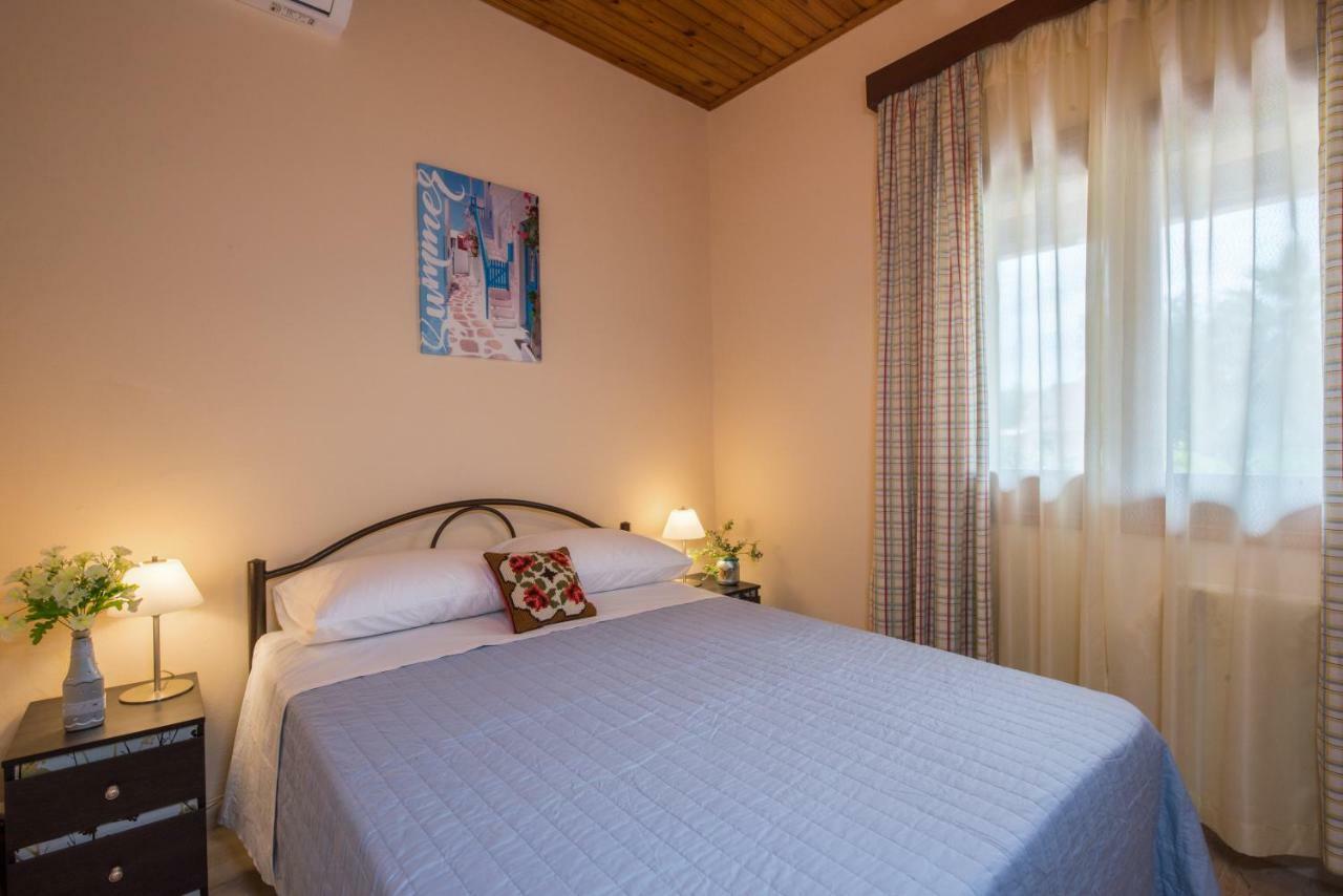 Family Holiday Apartment With Garden & Bbq Velonades  Ngoại thất bức ảnh