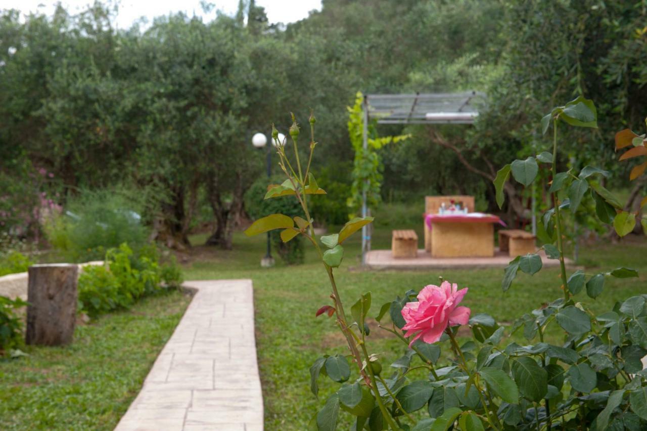 Family Holiday Apartment With Garden & Bbq Velonades  Ngoại thất bức ảnh